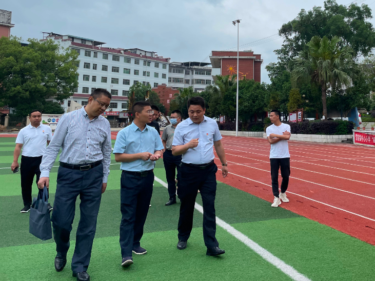 5-2余局长到营前小学2.jpg 图片