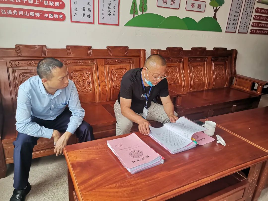 27-2责任督学邹利民前往寺下中学.jpg 图片